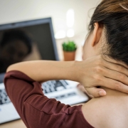 adulte_teletravail_douleur_cervicale