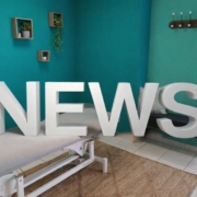 Cabinet d’ostéopathie au Thor – salle de consultation avec table de soin et lettres décoratives “NEWS”