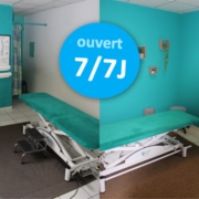 Cabinet d’ostéopathie au Thor dans le Vaucluse, salle de consultation avec table de soin et mention ouvert 7j/7.