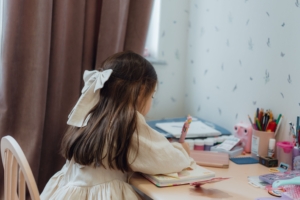 Enfant assise à son bureau pour travailler avant la rentrée scolaire